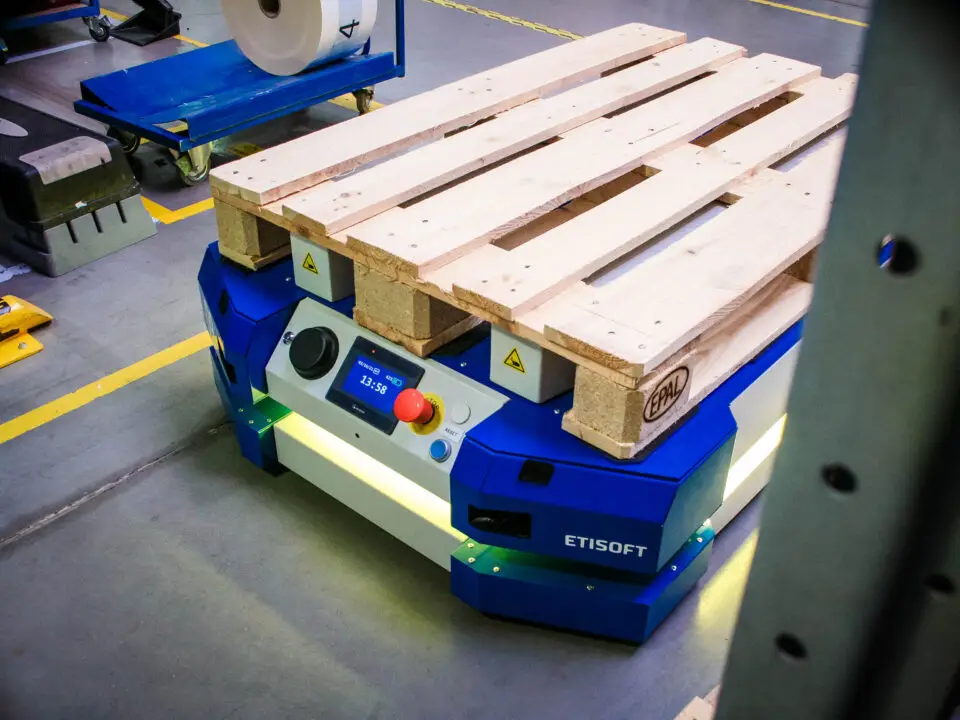 na zdjęciu jest zbliżenie robota Intrabot Lift